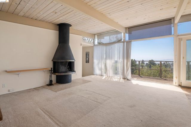 7279 Snake Rd, Oakland, CA 94611