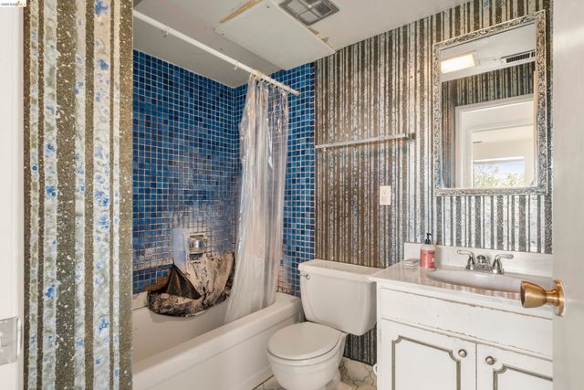 7279 Snake Rd, Oakland, CA 94611