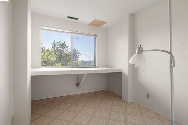 7279 Snake Rd, Oakland, CA 94611