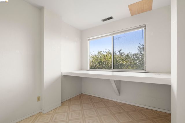 7279 Snake Rd, Oakland, CA 94611