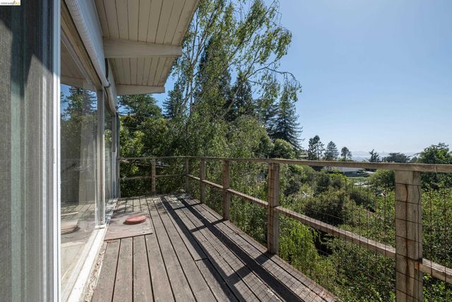 7279 Snake Rd, Oakland, CA 94611