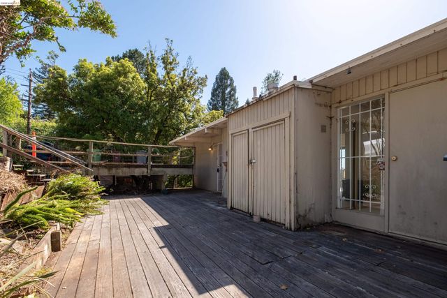 7279 Snake Rd, Oakland, CA 94611