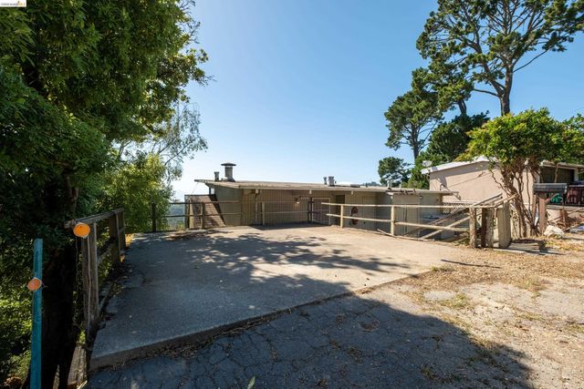 7279 Snake Rd, Oakland, CA 94611