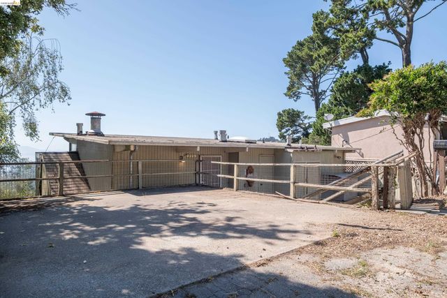 7279 Snake Rd, Oakland, CA 94611