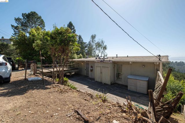 7279 Snake Rd, Oakland, CA 94611