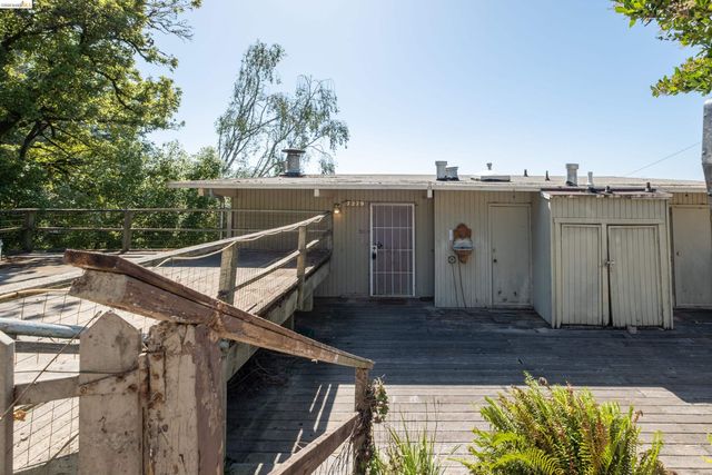 7279 Snake Rd, Oakland, CA 94611