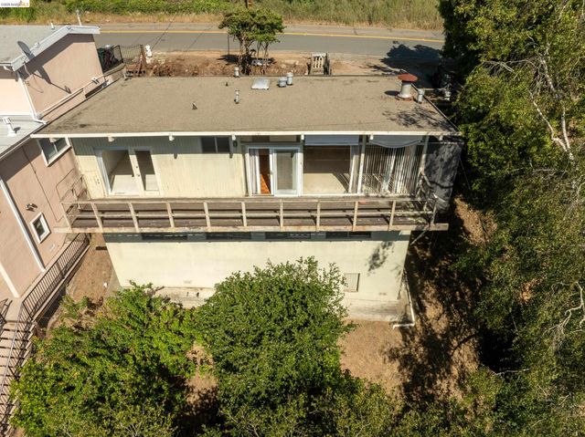 7279 Snake Rd, Oakland, CA 94611