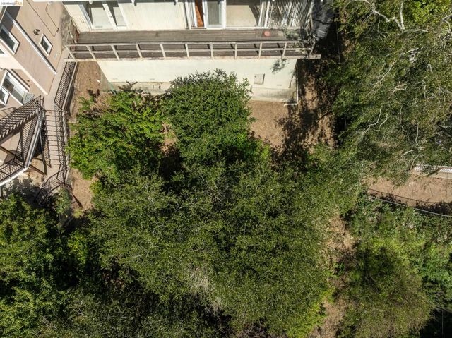 7279 Snake Rd, Oakland, CA 94611