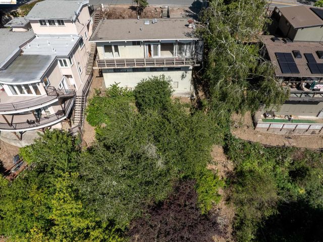 7279 Snake Rd, Oakland, CA 94611