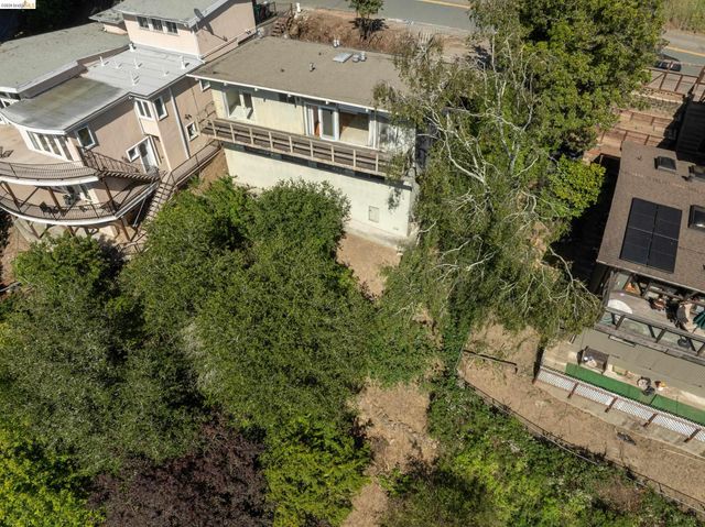 7279 Snake Rd, Oakland, CA 94611