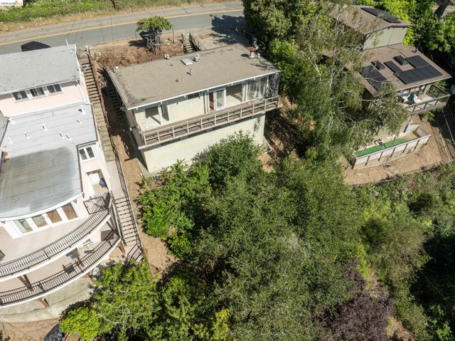 7279 Snake Rd, Oakland, CA 94611