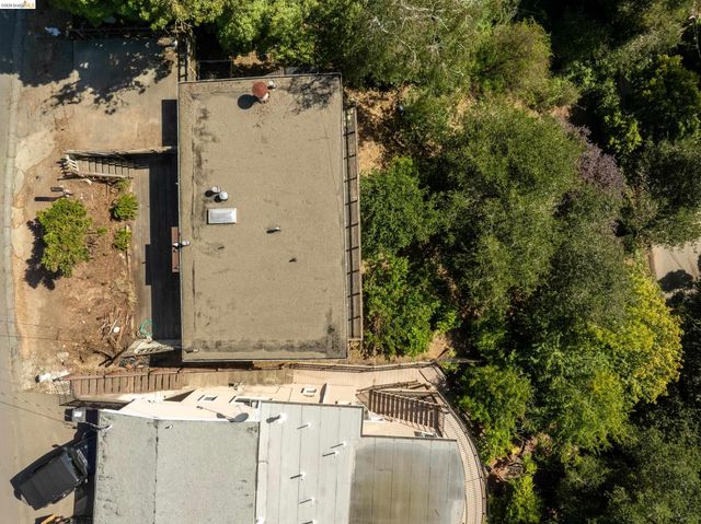 7279 Snake Rd, Oakland, CA 94611