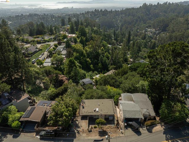 7279 Snake Rd, Oakland, CA 94611