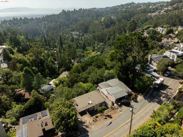 7279 Snake Rd, Oakland, CA 94611