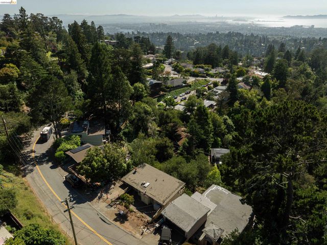 7279 Snake Rd, Oakland, CA 94611