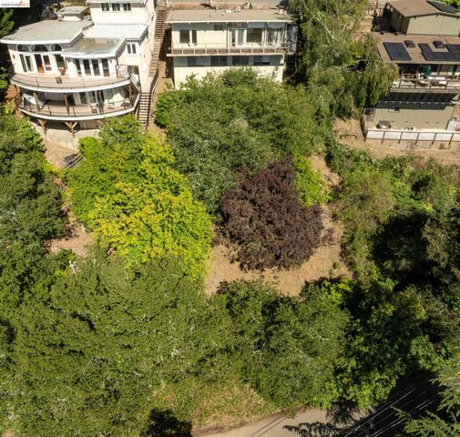 7279 Snake Rd, Oakland, CA 94611