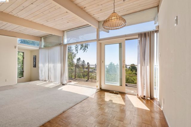 7279 Snake Rd, Oakland, CA 94611