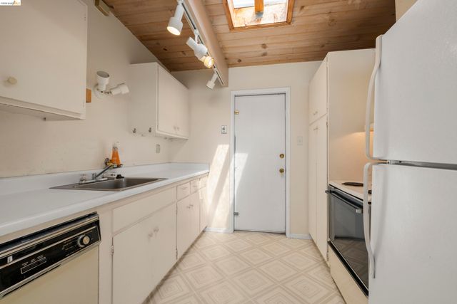 7279 Snake Rd, Oakland, CA 94611