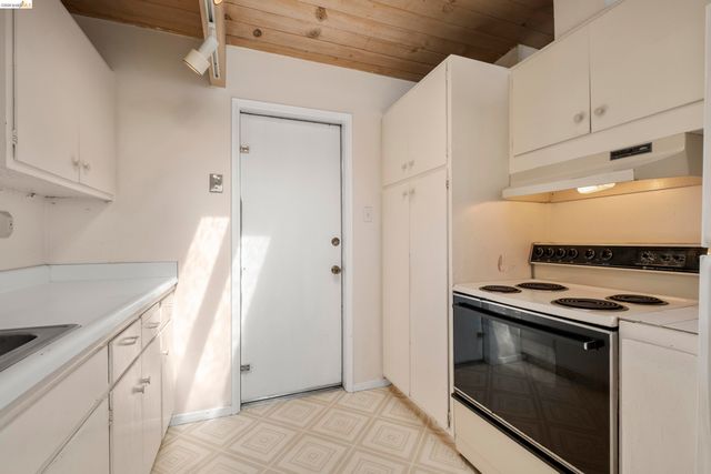 7279 Snake Rd, Oakland, CA 94611
