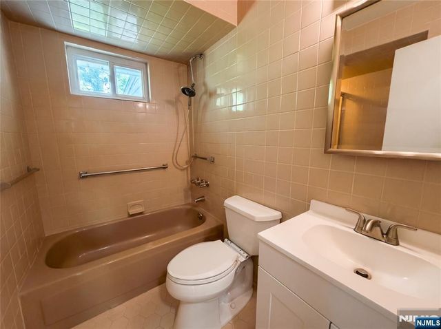616 River Road, Teaneck, NJ 07666