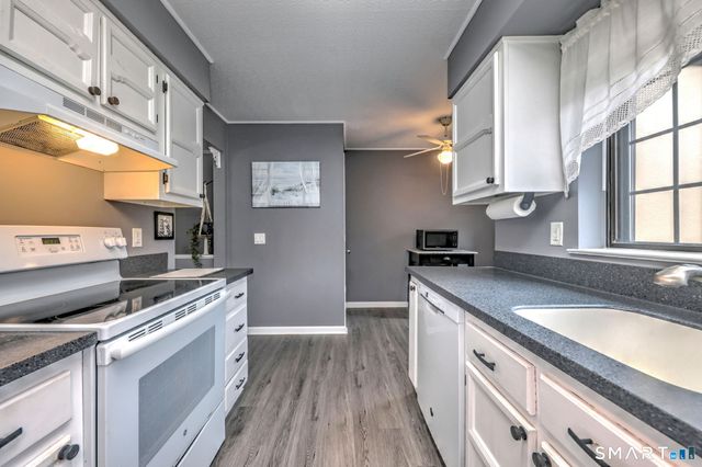 110 Foxwood Close 110, Milford, CT 06461