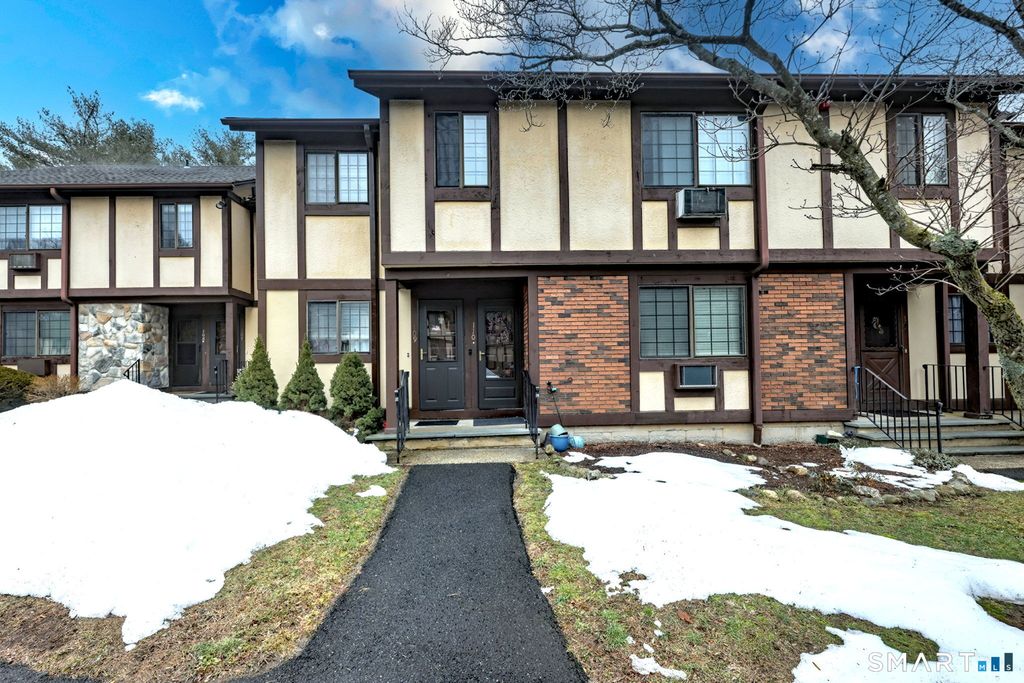 110 Foxwood Close 110, Milford, CT 06461