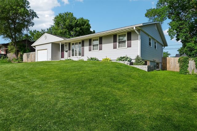 4633 White Pine Drive NE, Cedar Rapids, IA 52402