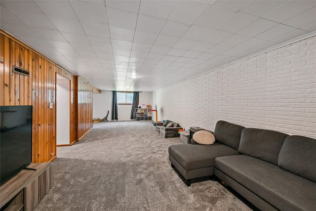 4633 White Pine Drive NE, Cedar Rapids, IA 52402