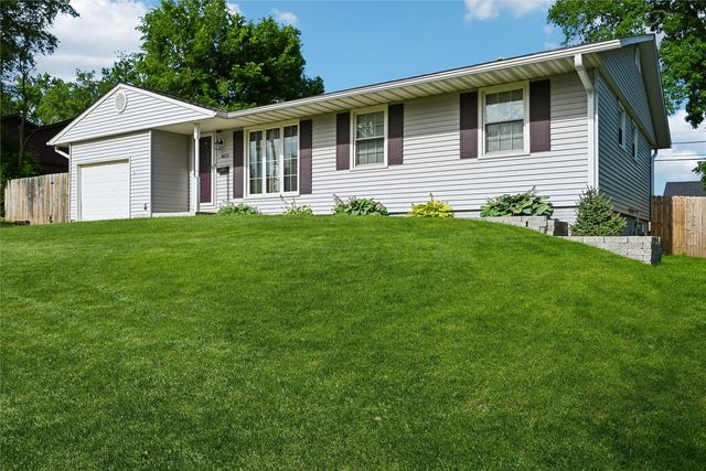 4633 White Pine Drive NE, Cedar Rapids, IA 52402