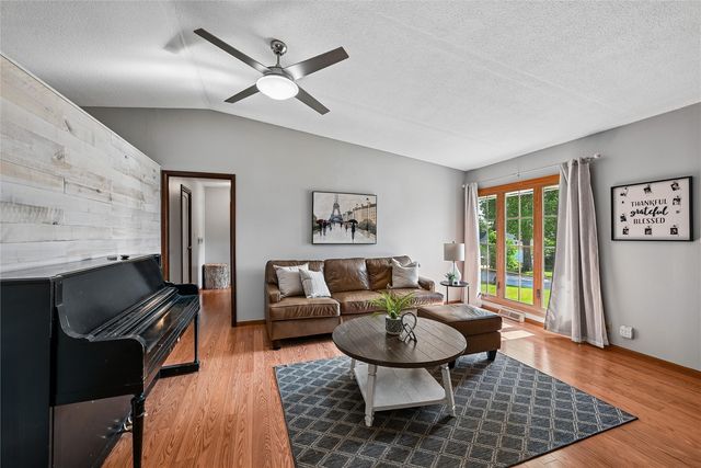 4633 White Pine Drive NE, Cedar Rapids, IA 52402