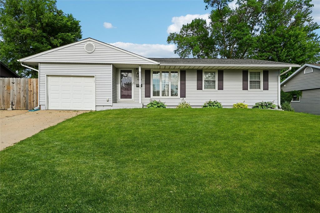 4633 White Pine Drive NE, Cedar Rapids, IA 52402