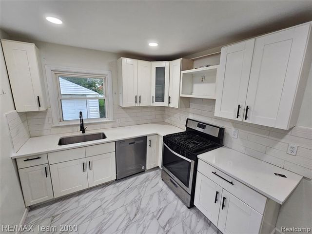 21237 Carlysle Street, Dearborn, MI 48124