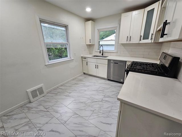 21237 Carlysle Street, Dearborn, MI 48124