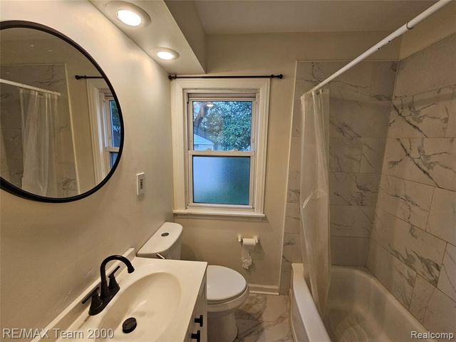21237 Carlysle Street, Dearborn, MI 48124