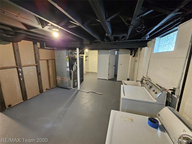 21237 Carlysle Street, Dearborn, MI 48124