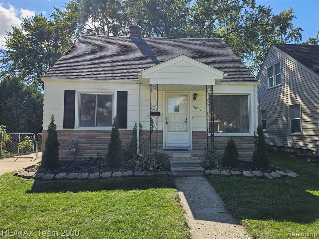 21237 Carlysle Street, Dearborn, MI 48124