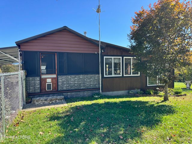 28 Cottage St, Crossville, TN 38571