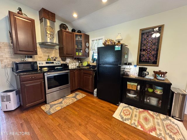 28 Cottage St, Crossville, TN 38571