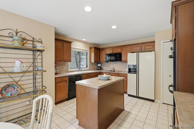 4963 Countryside Drive, West Bloomfield, MI 48323
