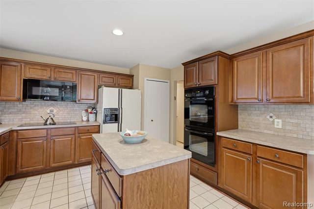4963 Countryside Drive, West Bloomfield, MI 48323