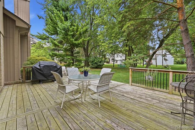 4963 Countryside Drive, West Bloomfield, MI 48323