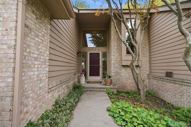 4963 Countryside Drive, West Bloomfield, MI 48323