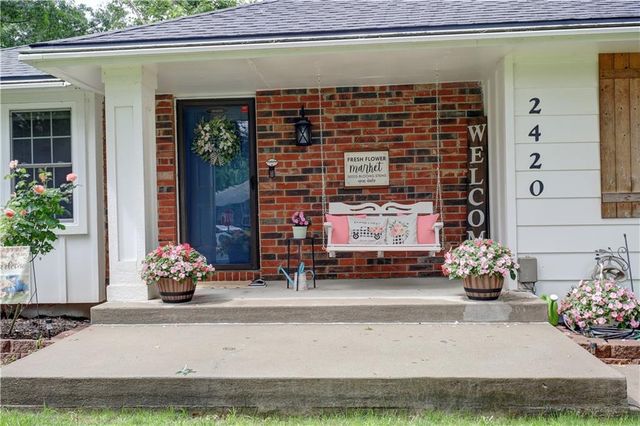 2420 SW Rome Court, Blue Springs, MO 64015