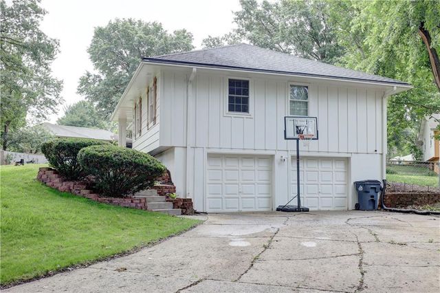 2420 SW Rome Court, Blue Springs, MO 64015