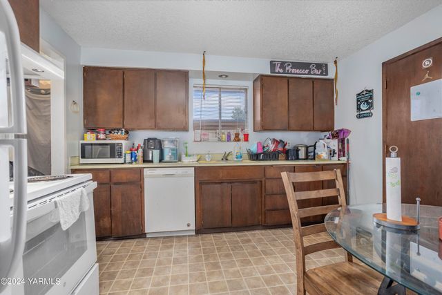 S 702 72ND Ave, Yakima, WA 98908