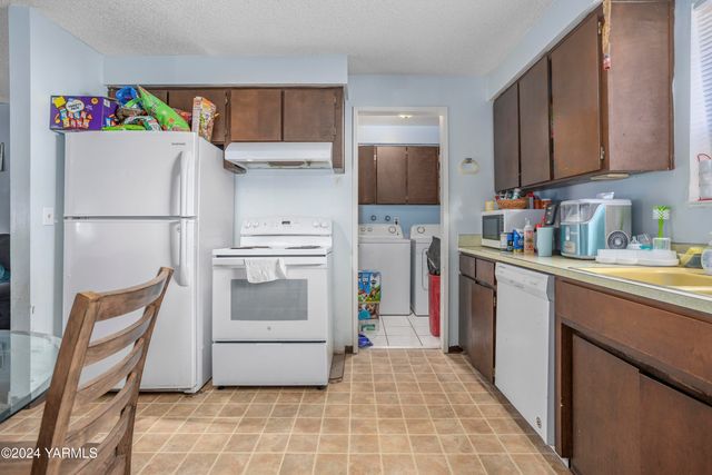 S 702 72ND Ave, Yakima, WA 98908