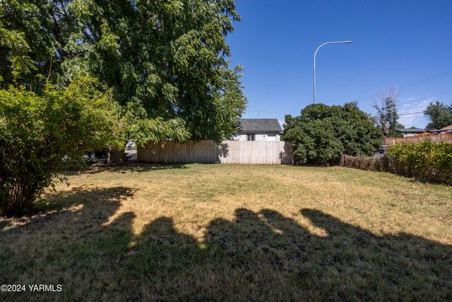 S 702 72ND Ave, Yakima, WA 98908