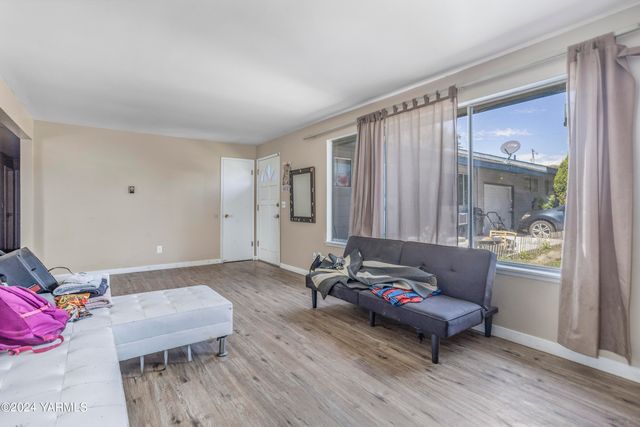 S 702 72ND Ave, Yakima, WA 98908
