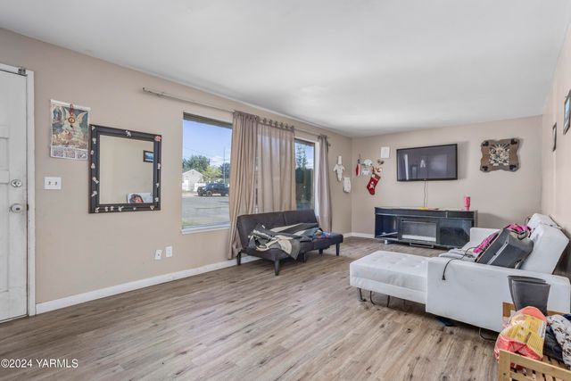 S 702 72ND Ave, Yakima, WA 98908