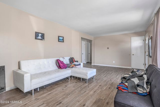 S 702 72ND Ave, Yakima, WA 98908